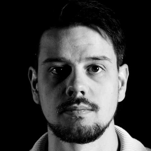 Markus Lenz Auf dem Bild ist das Gesicht von Markus Lenz als schwarz-weißes Portrait zu sehen.